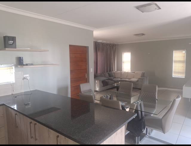 3 BEDROOM FREEHOLD FOR SALE IN RUA VISTA